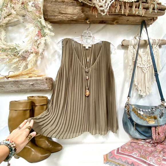 COPY - Michael KORS accordion sleeveless boho blouse in beautiful olive green c… - Picture 3 of 8